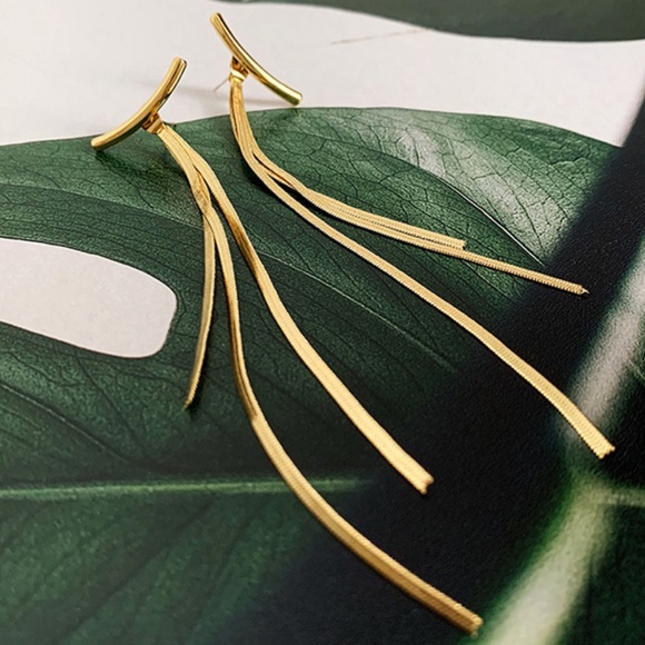 ¥ 18K YELLOW GOLD LONG THREAD TASSEL ARC EARRINGS - Picture 3 of 7